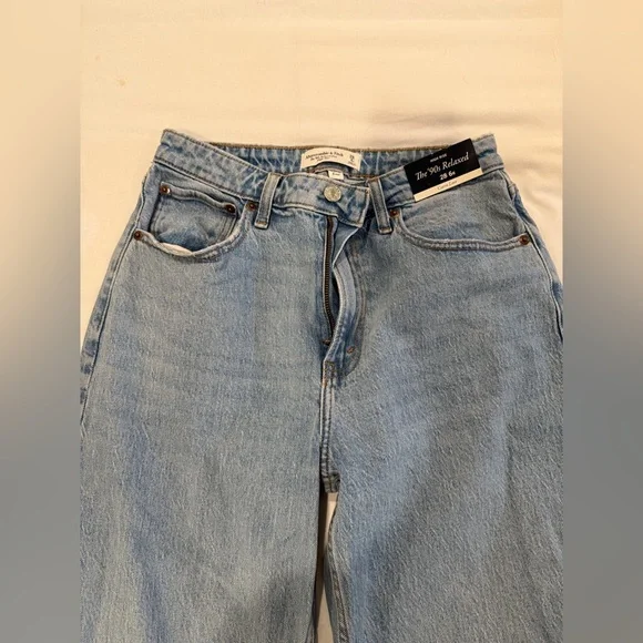 Abercrombie & Fitch Curve Love High Rise 90s Relaxed Jean - New with Tags - Picture 2 of 7